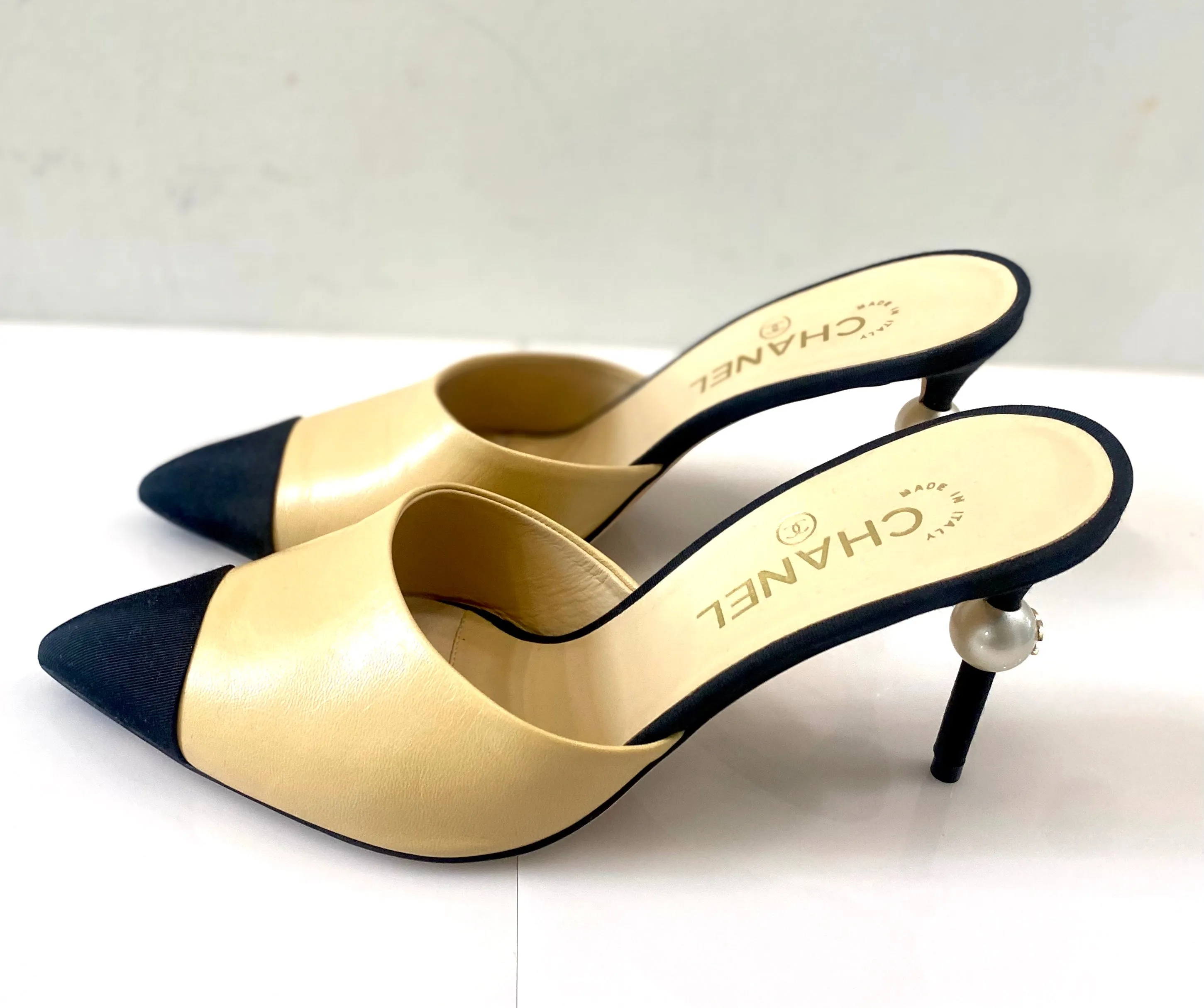 CHANEL TWO-TONED GROSGRAIN LEATHER PEARL CC HEEL MULES PUMPS