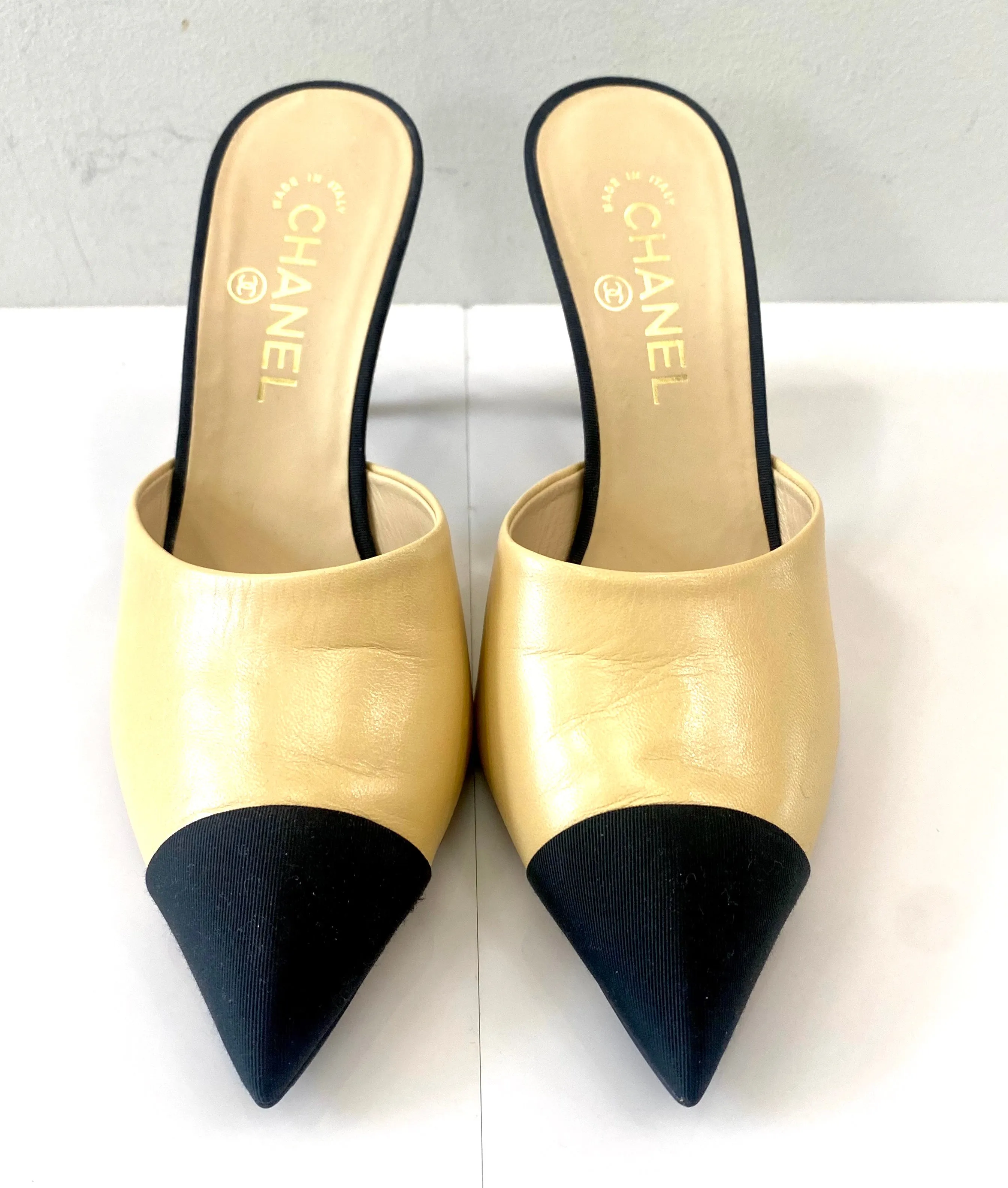 CHANEL TWO-TONED GROSGRAIN LEATHER PEARL CC HEEL MULES PUMPS