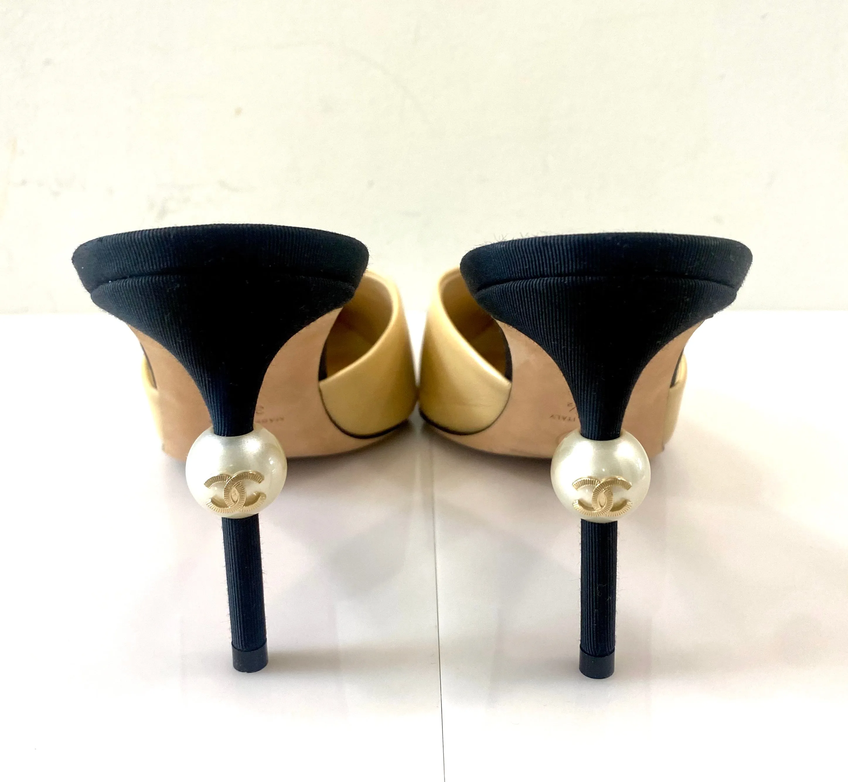 CHANEL TWO-TONED GROSGRAIN LEATHER PEARL CC HEEL MULES PUMPS