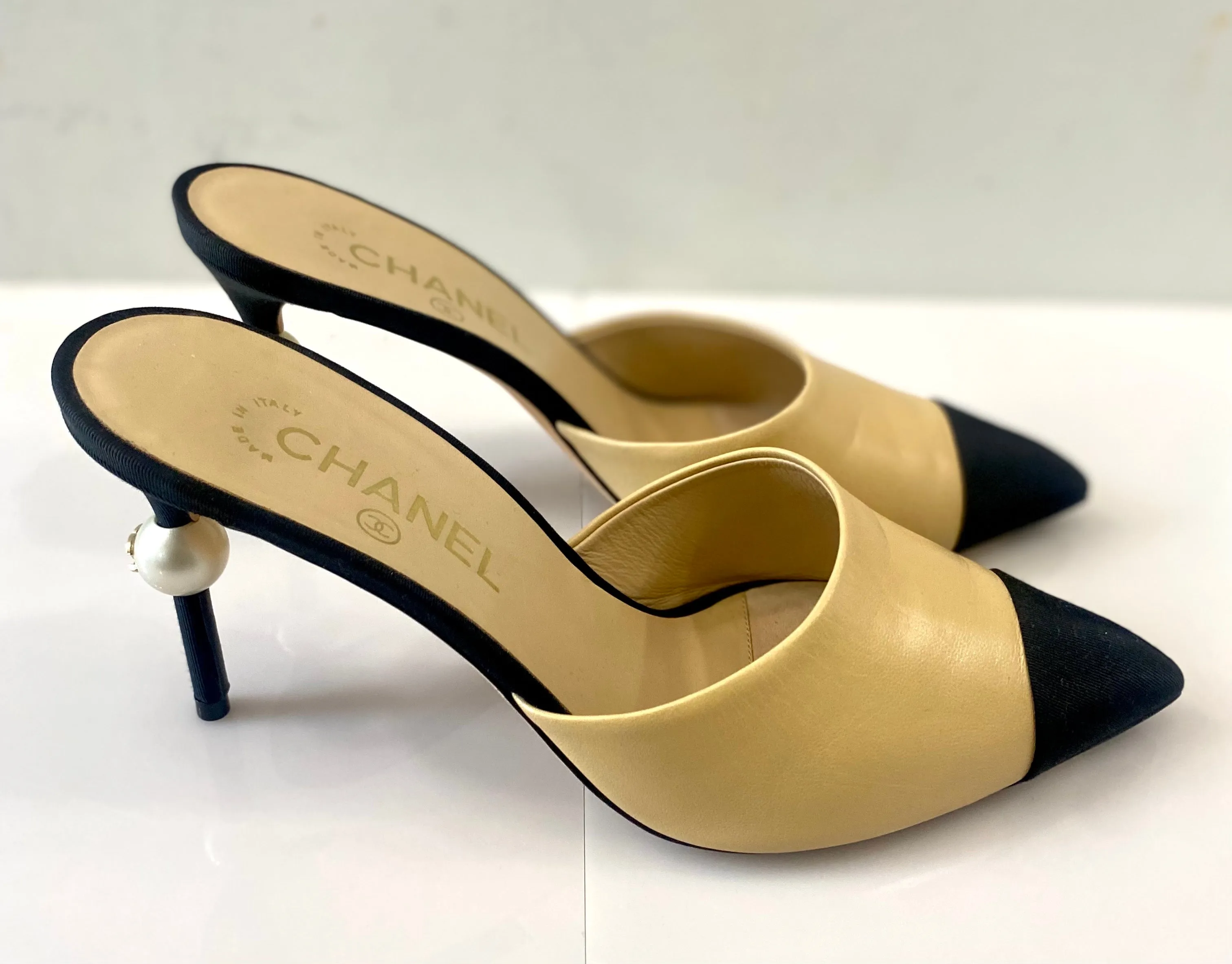CHANEL TWO-TONED GROSGRAIN LEATHER PEARL CC HEEL MULES PUMPS