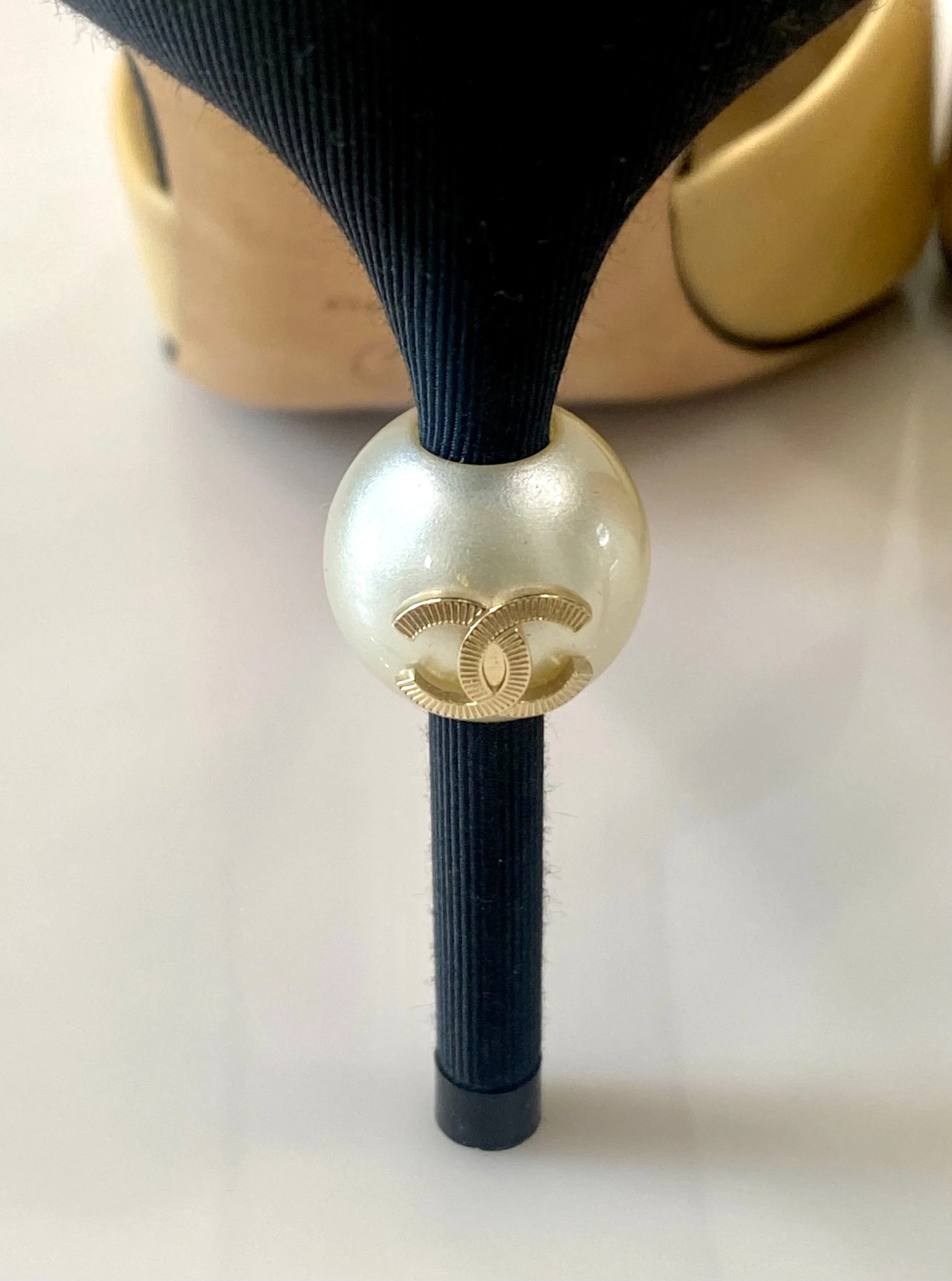CHANEL TWO-TONED GROSGRAIN LEATHER PEARL CC HEEL MULES PUMPS